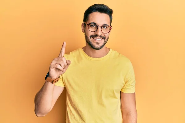 Joven Hombre Hispano Usando Ropa Casual Gafas Mostrando Señalando Con — Foto de Stock
