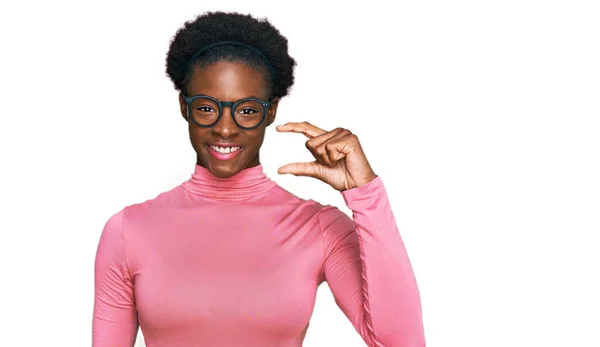 Junge Afrikanisch Amerikanische Mädchen Tragen Lässige Kleidung Und Brille Lächelnd — Stockfoto