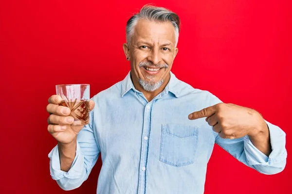 Medelålders Gråhårig Man Dricker Glas Whisky Pekar Finger Till Själv — Stockfoto