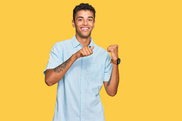 Jovem Bonito Homem Afro Americano Vestindo Roupas Casuais Apontando Para — Fotografia de Stock