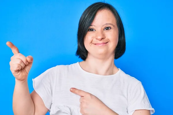 Brunette Woman Syndrome Wearing Casual Clothes Smiling Looking Camera Pointing — Stock Photo, Image