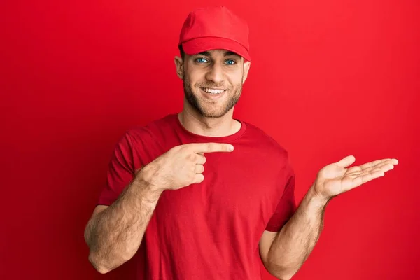 Jeune Homme Caucasien Portant Uniforme Livraison Chapeau Étonné Souriant Caméra — Photo