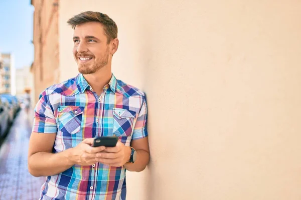 Jonge Kaukasische Man Lacht Gelukkig Met Behulp Van Smartphone Stad — Stockfoto