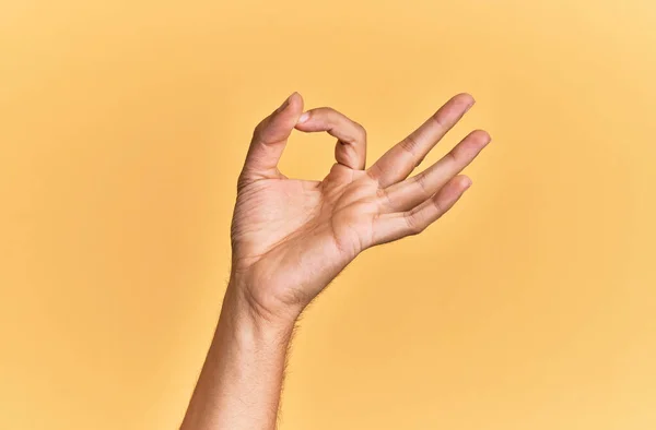 Brazo Mano Del Hombre Caucásico Sobre Fondo Aislado Amarillo Gesto —  Fotos de Stock