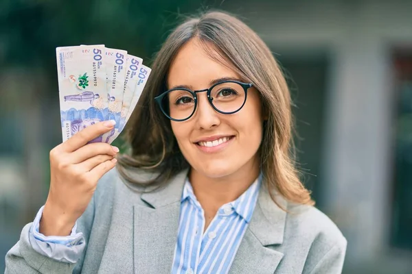 Fiatal Spanyol Üzletasszony Mosolyog Boldog Kezében Kolumbiai Peso Bankjegyek Városban — Stock Fotó