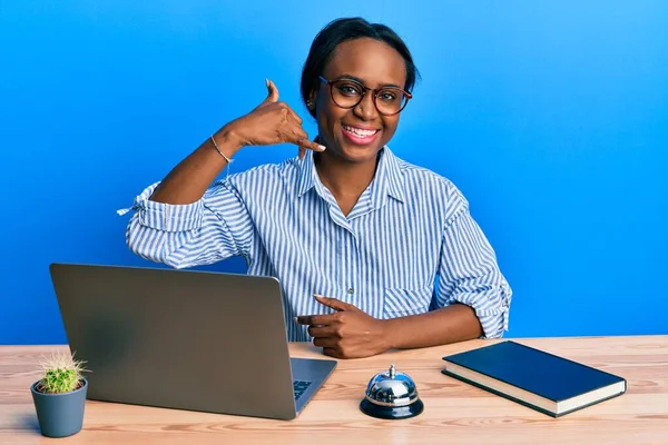 Mujer Africana Joven Que Trabaja Recepción Del Hotel Usando Ordenador —  Fotos de Stock