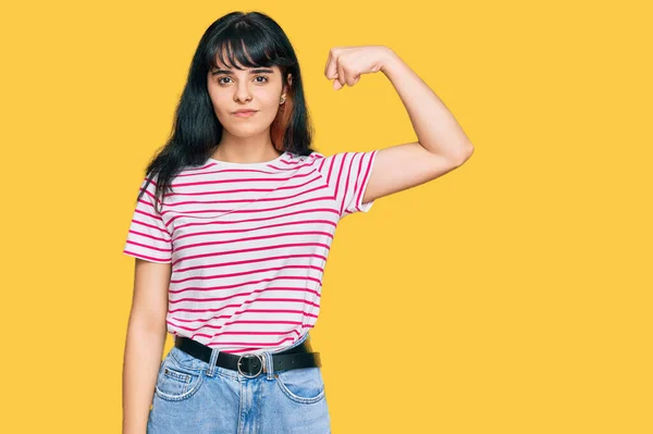 Joven Chica Hispana Usando Ropa Casual Persona Fuerte Mostrando Músculo — Foto de Stock