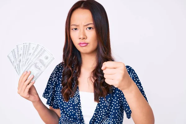 Jovem Menina Chinesa Bonita Segurando Dólares Irritado Frustrado Gritando Com — Fotografia de Stock
