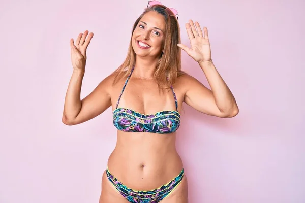 Middelbare Leeftijd Spaanse Vrouw Draagt Bikini Tonen Wijzen Met Vingers — Stockfoto