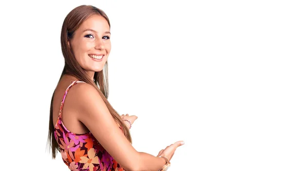 Joven Mujer Hispana Hermosa Usando Ropa Casual Invitando Entrar Sonriendo — Foto de Stock