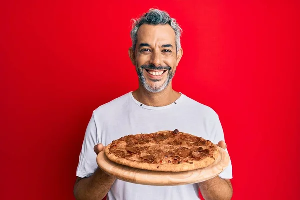 얼굴에 행복하고 미소를 이탈리아 피자를 중년의 치아를 — 스톡 사진