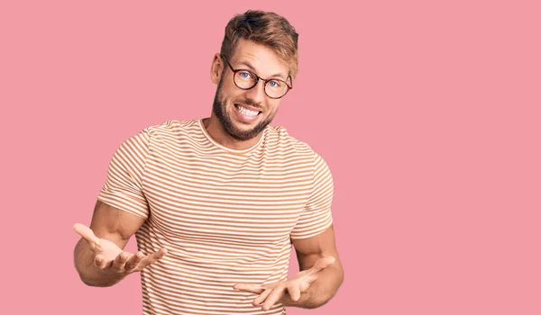 Joven Hombre Caucásico Vistiendo Ropa Casual Gafas Sonriente Alegre Con —  Fotos de Stock