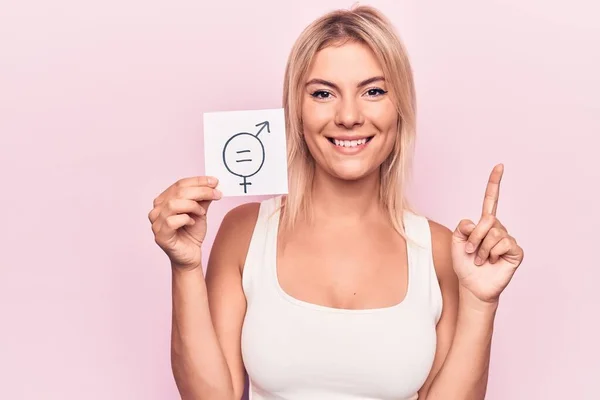 Jonge Blonde Vrouw Vraagt Discriminatie Grond Van Geslacht Met Papier — Stockfoto