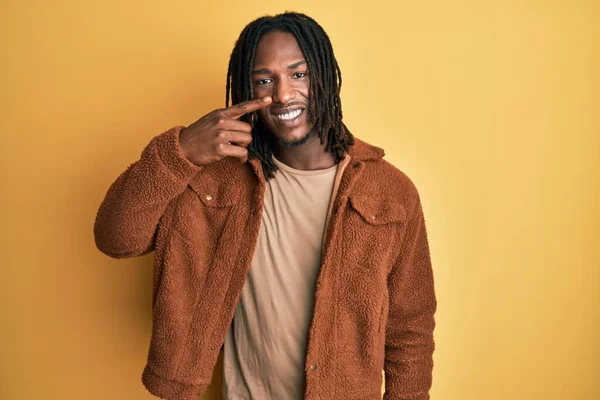 Hombre Afroamericano Con Trenzas Con Chaqueta Retro Marrón Apuntando Con —  Fotos de Stock