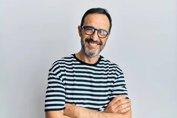 Homem Hispânico Meia Idade Vestindo Roupas Casuais Óculos Rosto Feliz — Fotografia de Stock