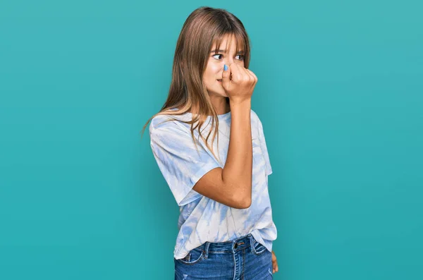 10代の白人の少女は 口の中で爪をかむ上で手でストレスと緊張して見えるカジュアルな服を着ていた 不安の問題 — ストック写真