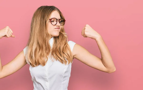 Vacker Ung Kaukasiska Flicka Bär Casual Kläder Och Glasögon Visar — Stockfoto