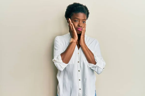 若いアフリカ系アメリカ人の女の子は うつ病や悲しみ 動揺や問題のためにイライラをカバーするカジュアルな服を着て — ストック写真