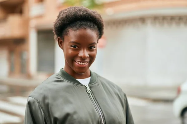 Jovem Menina Afro Americana Sorrindo Feliz Cidade — Fotografia de Stock