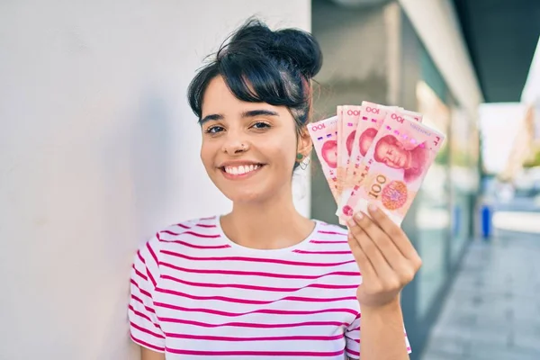 Jong Hispanic Meisje Glimlachen Gelukkig Holding Chinees Yuan Bankbiljetten Lopen — Stockfoto