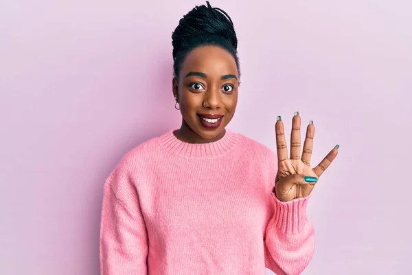 身穿休闲式冬季毛衣的年轻非洲裔美国女人露出四号手指 面带微笑 自信而快乐 — 图库照片