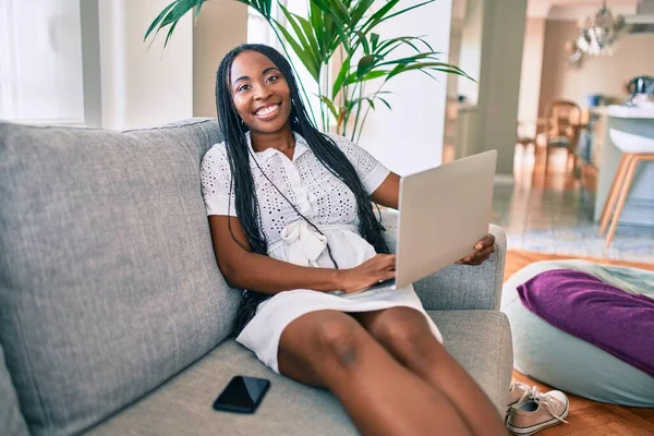 Joven Afroamericana Americana Sonriendo Feliz Trabajo Usando Portátil Casa —  Fotos de Stock