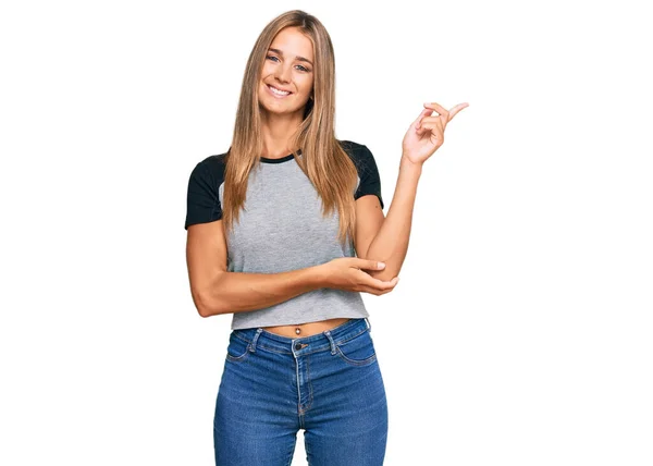 Jonge Blonde Vrouw Draagt Casual Kleding Met Een Grote Glimlach — Stockfoto