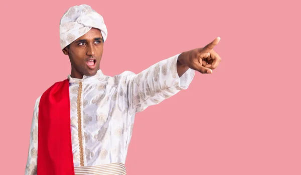 Africano Bonito Homem Vestindo Tradição Sherwani Saree Roupas Apontando Com — Fotografia de Stock