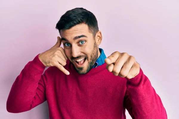 Jeune Homme Hispanique Portant Des Vêtements Décontractés Souriant Faisant Parler — Photo