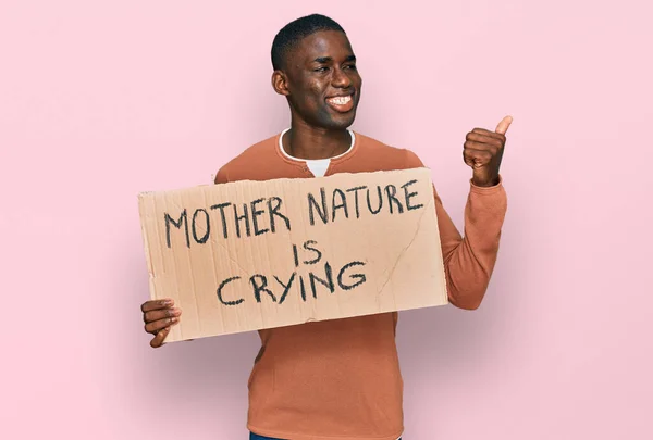 Joven Afroamericano Hombre Sosteniendo Madre Naturaleza Está Llorando Pancarta Cartón —  Fotos de Stock