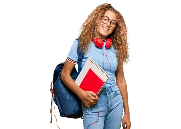 Güzel Beyaz Kız Elinde Öğrenci Çantası Kitaplarıyla Mutlu Pozitif Görünüyor — Stok fotoğraf