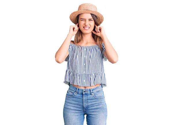 Joven Chica Hermosa Con Sombrero Camiseta Que Cubre Las Orejas —  Fotos de Stock