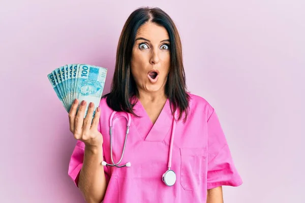 Mediana Edad Morena Médico Mujer Sosteniendo 100 Reales Brasileños Billetes — Foto de Stock