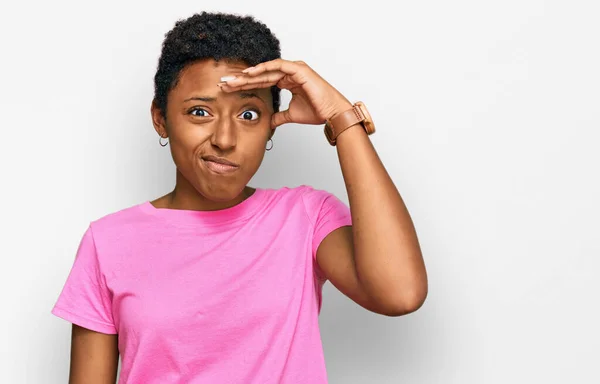 アフリカ系アメリカ人の若い女性は 額に手で問題を心配し 強調し 危機への不安と不安 — ストック写真