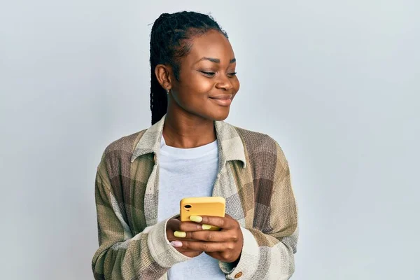 Mujer Afroamericana Joven Usando Teléfono Inteligente Sonriendo Mirando Hacia Lado — Foto de Stock