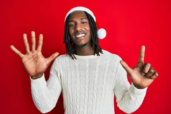 Hombre Afroamericano Con Trenzas Con Sombrero Navidad Mostrando Apuntando Hacia —  Fotos de Stock