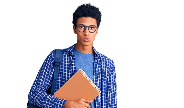 Ung Afrikansk Amerikan Man Bär Student Ryggsäck Hålla Bok Tittar — Stockfoto