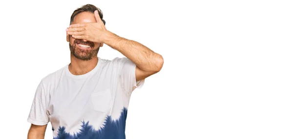 Hombre Guapo Mediana Edad Con Camiseta Casual Teñida Corbata Sonriendo —  Fotos de Stock