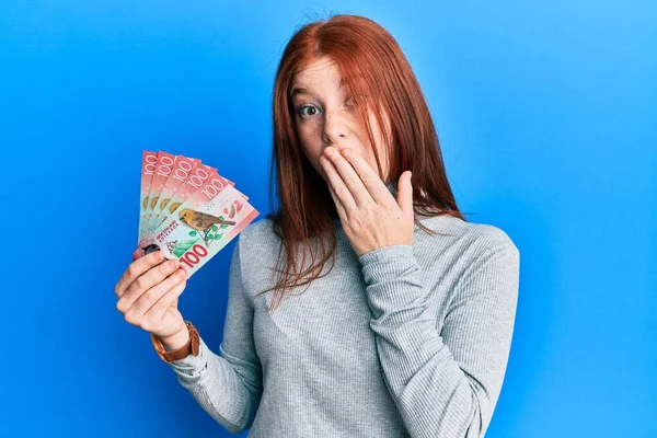 Young Red Head Girl Holding 100 New Zealand Dollars Banknote — Fotografia de Stock
