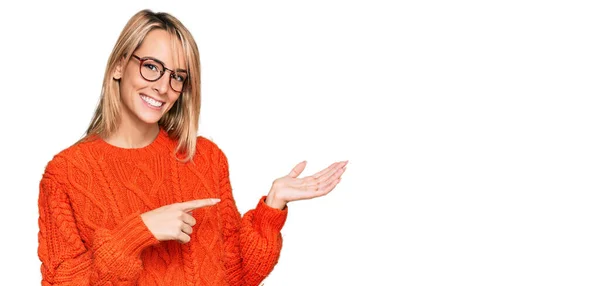 Mooie Blonde Vrouw Dragen Casual Kleding Bril Verbaasd Glimlachen Naar — Stockfoto