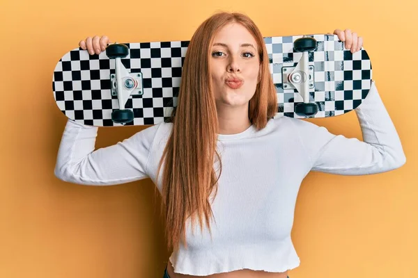 Een Jonge Ierse Vrouw Met Een Skate Die Naar Camera — Stockfoto