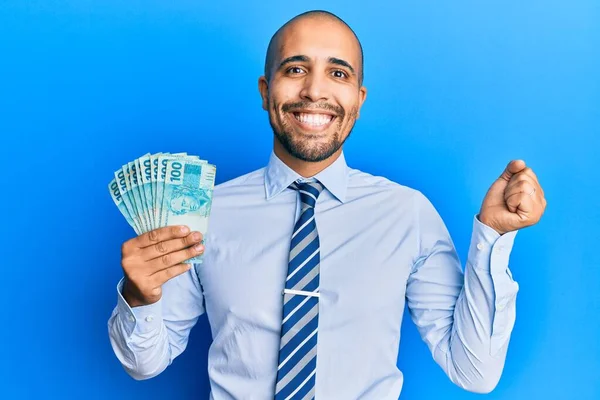 Hombre Adulto Hispano Sosteniendo 100 Billetes Reales Brasileños Gritando Orgulloso — Foto de Stock