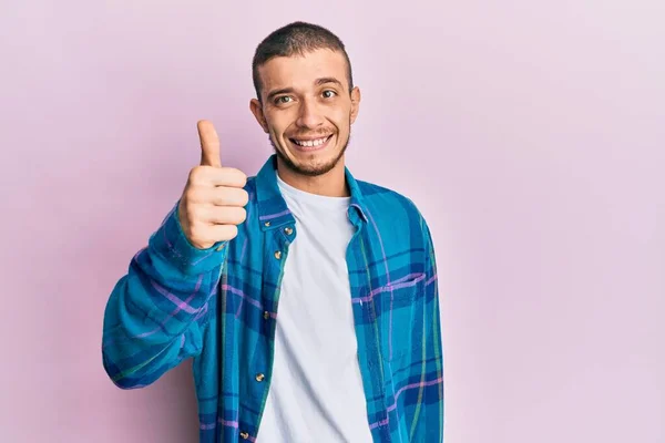 Gündelik Kıyafetler Giyen Spanyol Genç Adam Mutlu Pozitif Gülümsüyor Başparmağıyla — Stok fotoğraf