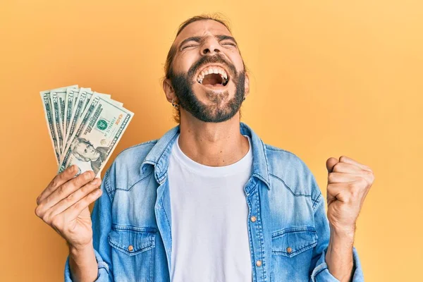 Aantrekkelijke Man Met Lang Haar Baard Met Dollar Bankbiljet Schreeuwend — Stockfoto