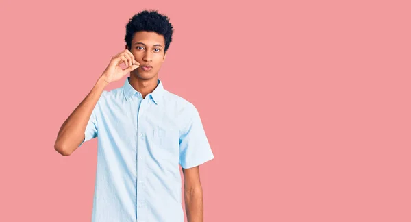 Ung Afrikansk Amerikansk Man Klädd Avslappnade Kläder Mun Och Läppar — Stockfoto