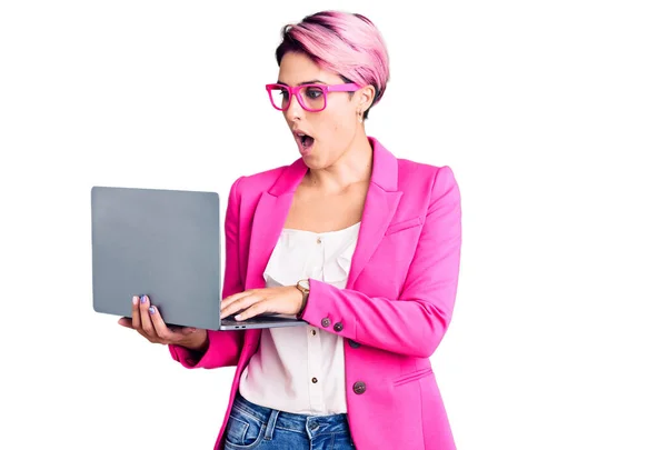 Ung Vacker Kvinna Med Rosa Hår Bär Glasögon Håller Laptop — Stockfoto