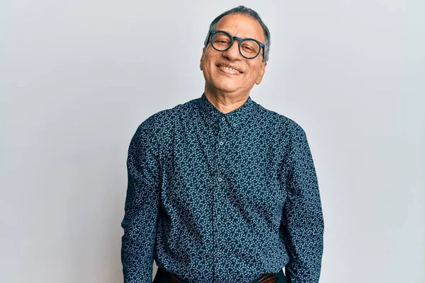 Homem Indiano Meia Idade Vestindo Roupas Casuais Óculos Com Sorriso — Fotografia de Stock