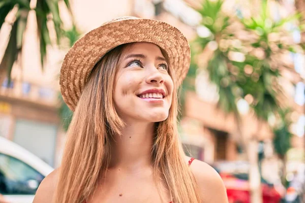 Jong Kaukasisch Toeristisch Meisje Glimlachen Gelukkig Wandelen Naar Stad — Stockfoto