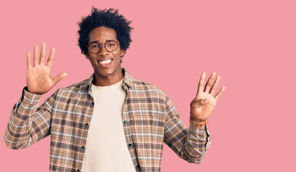 英俊的非洲裔美国男人 留着黑头发 穿着休闲装 戴着眼镜 用手指指着9号 面带微笑 自信而快乐 — 图库照片