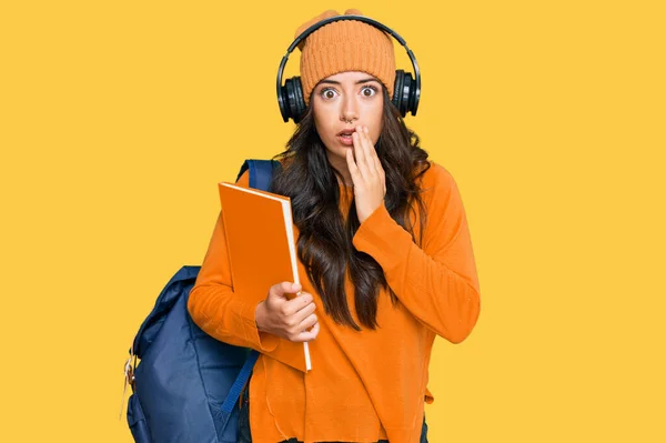 Schöne Brünette Junge Frau Trägt Studentenrucksack Und Hält Bücher Die — Stockfoto